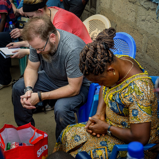 praying-in-Ghana